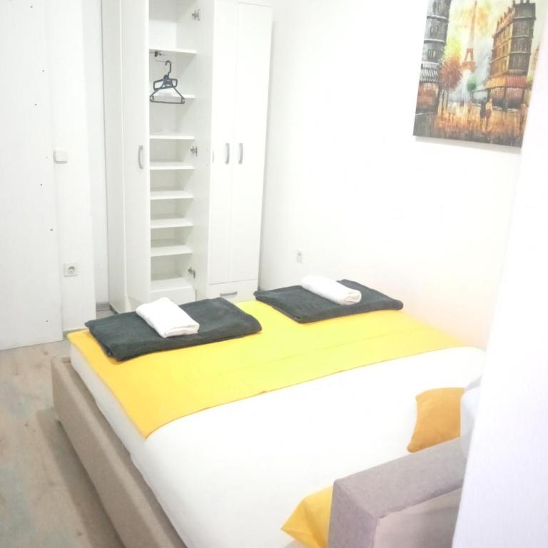 Yellow - One-Bedroom Apartment - 7
