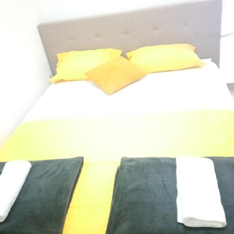 Yellow - One-Bedroom Apartment - 9