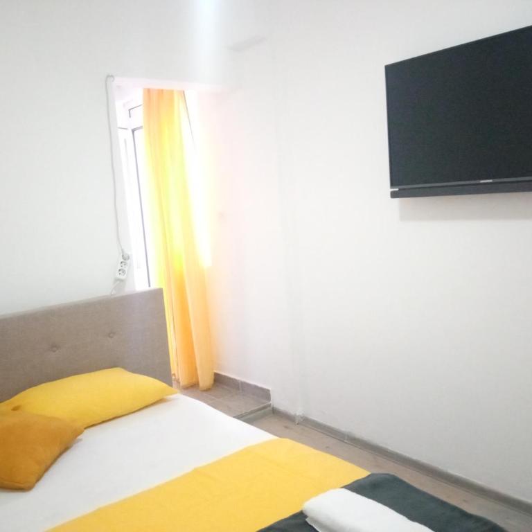 Yellow - One-Bedroom Apartment - 11