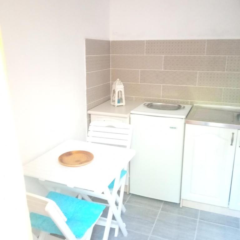 Yellow - One-Bedroom Apartment - 12