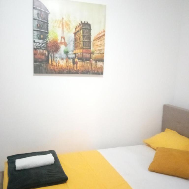 Yellow - One-Bedroom Apartment - 15