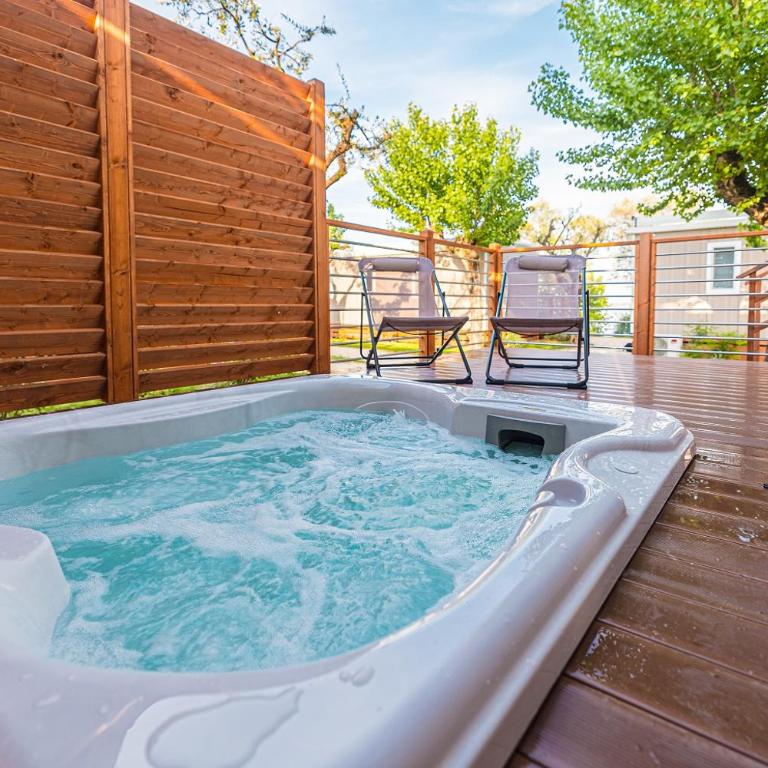 Village & Glamping Riva Blu - Mobilheim mit Whirlpool - 7