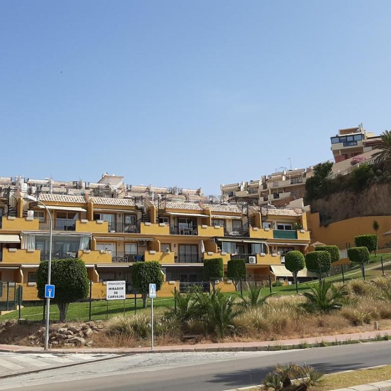 Apartamento de 2 dormitorios, gran terraza, vistas al mar junto playa Carvajal - Two-Bedroom Apartment - 49