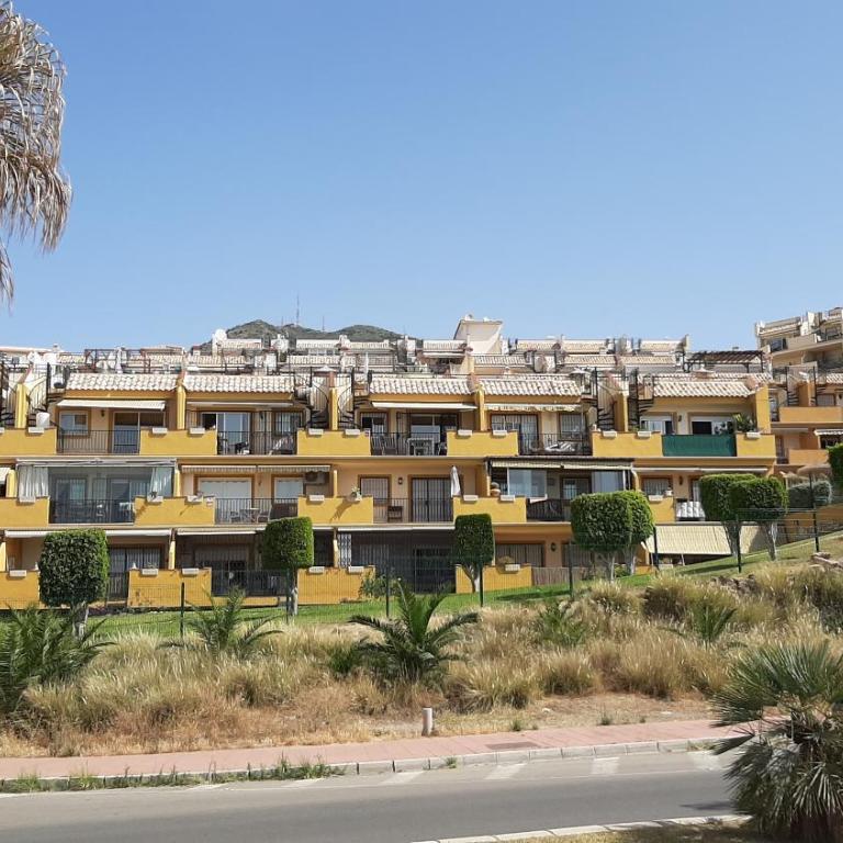 Apartamento de 2 dormitorios, gran terraza, vistas al mar junto playa Carvajal - Two-Bedroom Apartment - 50