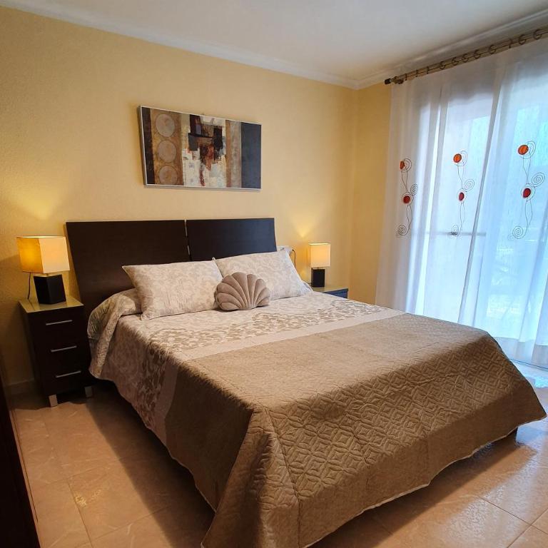 Piso familiar con amplia terraza 300m de la playa - Three-Bedroom Apartment - 5