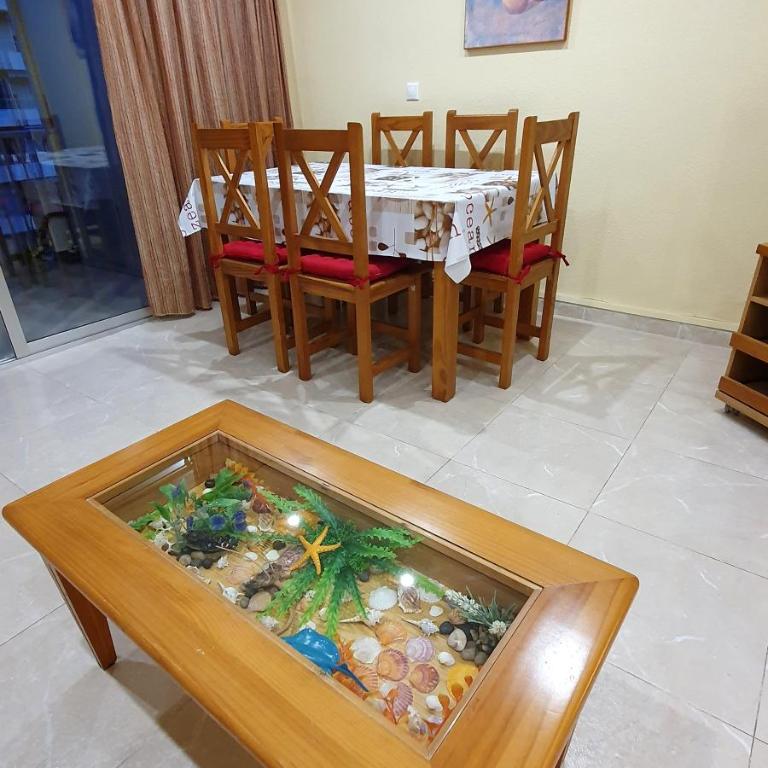 Piso familiar con amplia terraza 300m de la playa - Three-Bedroom Apartment - 9