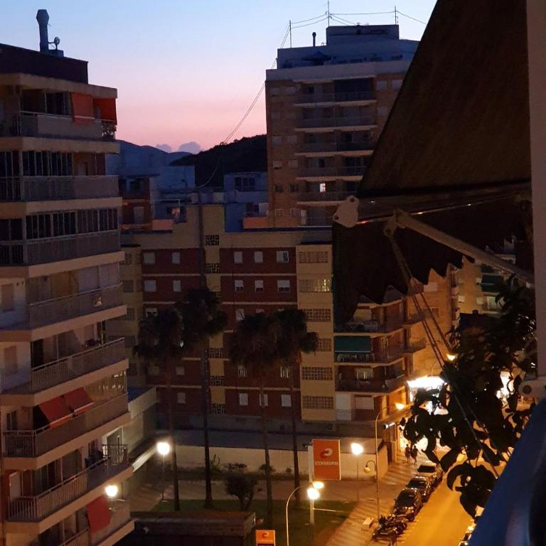 Piso familiar con amplia terraza 300m de la playa - Three-Bedroom Apartment - 37