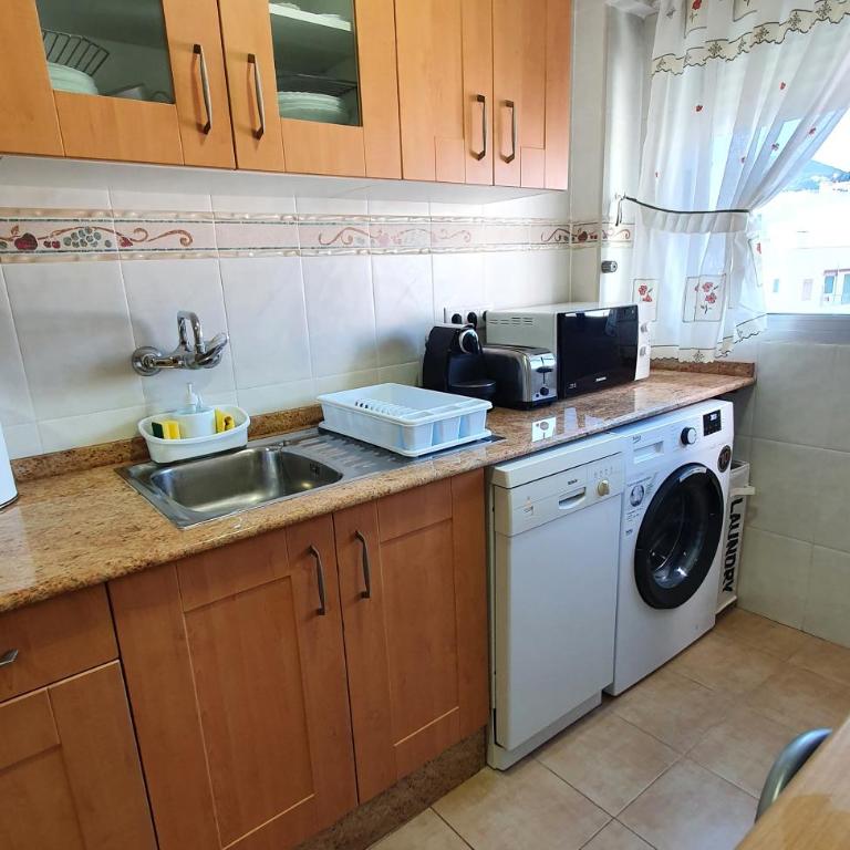 Piso familiar con amplia terraza 300m de la playa - Three-Bedroom Apartment - 7