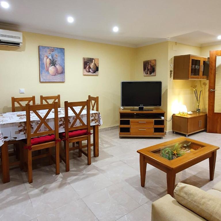 Piso familiar con amplia terraza 300m de la playa - Three-Bedroom Apartment - 21