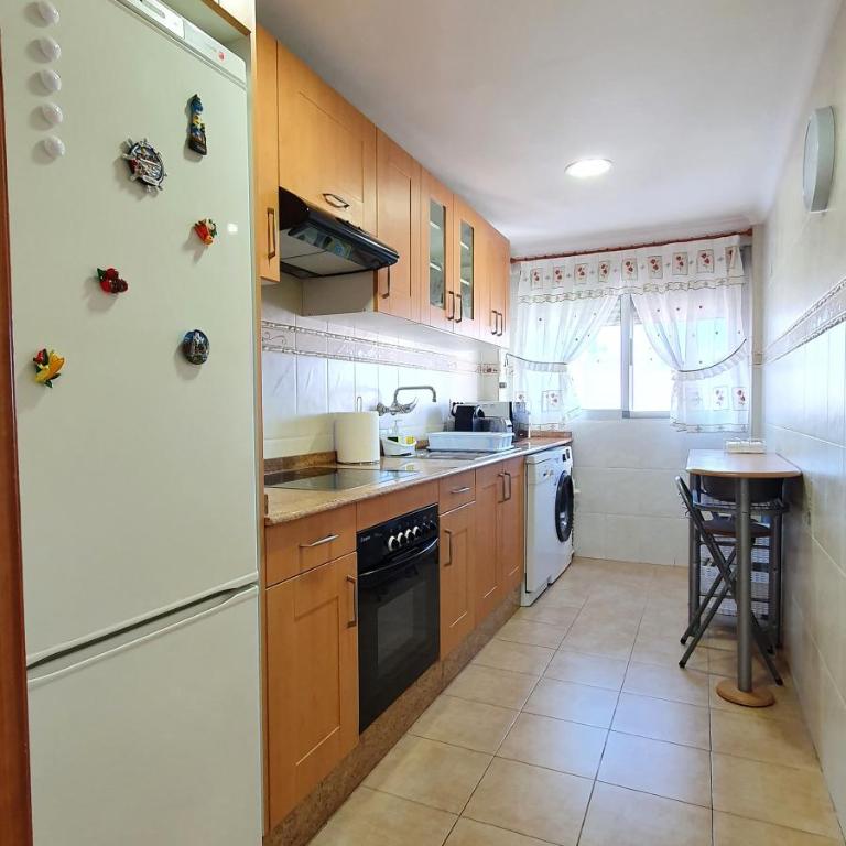 Piso familiar con amplia terraza 300m de la playa - Three-Bedroom Apartment - 11