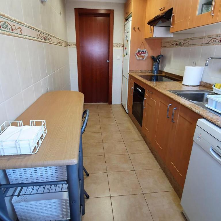 Piso familiar con amplia terraza 300m de la playa - Three-Bedroom Apartment - 25