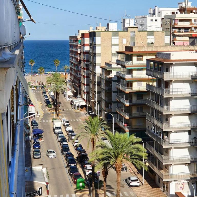 Piso familiar con amplia terraza 300m de la playa - Three-Bedroom Apartment - 2