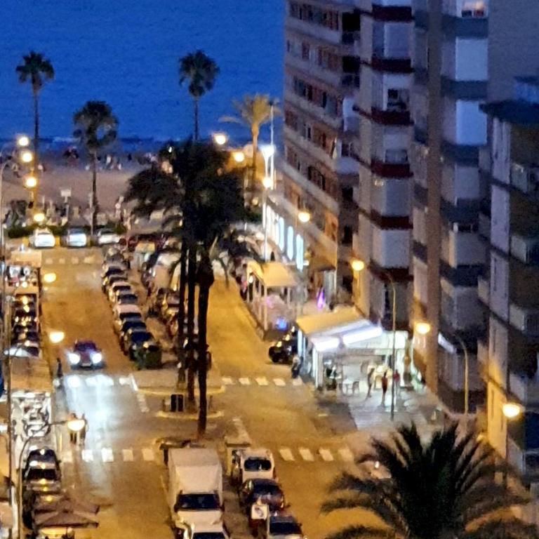 Piso familiar con amplia terraza 300m de la playa - Three-Bedroom Apartment - 36
