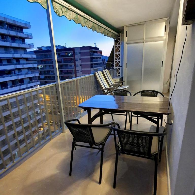 Piso familiar con amplia terraza 300m de la playa - Three-Bedroom Apartment - 28