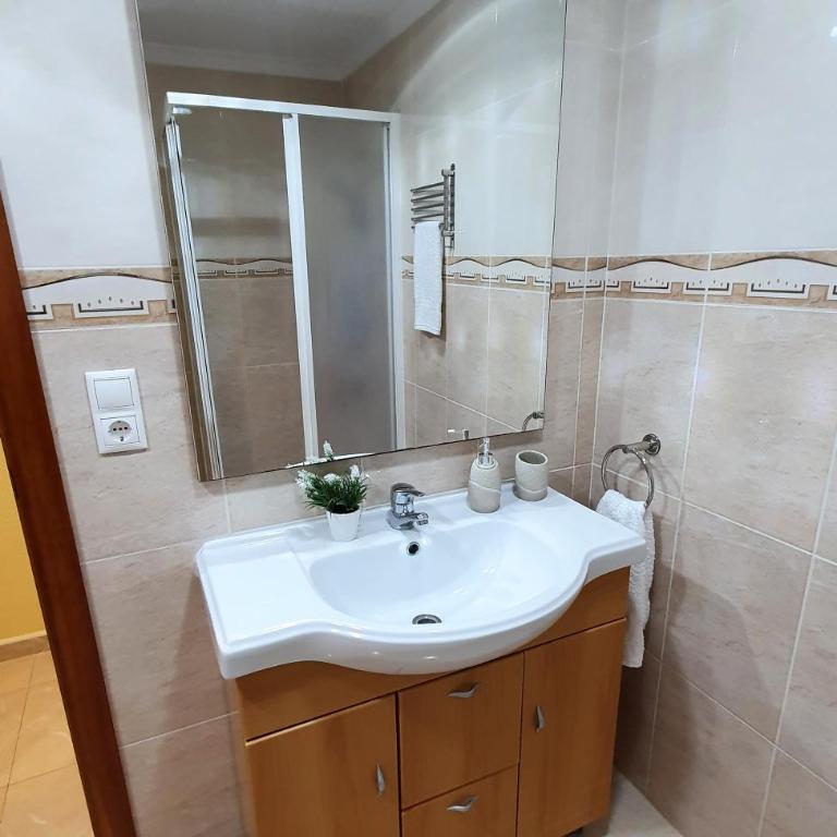 Piso familiar con amplia terraza 300m de la playa - Three-Bedroom Apartment - 8