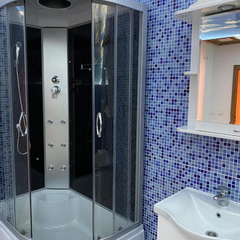 Relax and pool apartments Novi Sad - Deluks Dvokrevetna Soba sa Bračnim Krevetom i Tušem - 2