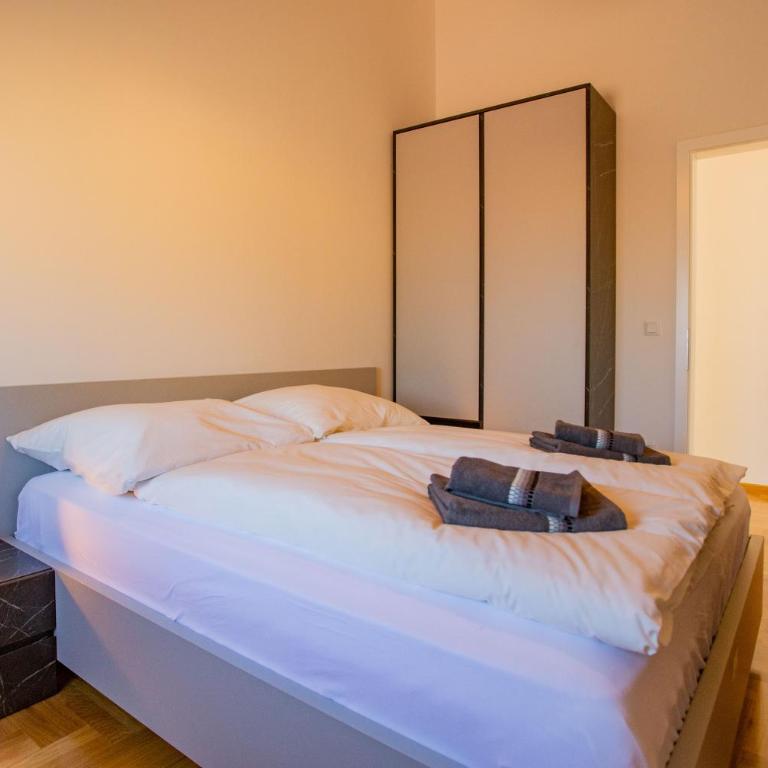 Exclusive Penthouse Old town with sauna and jacuzzi - Three-Bedroom Apartment - 13