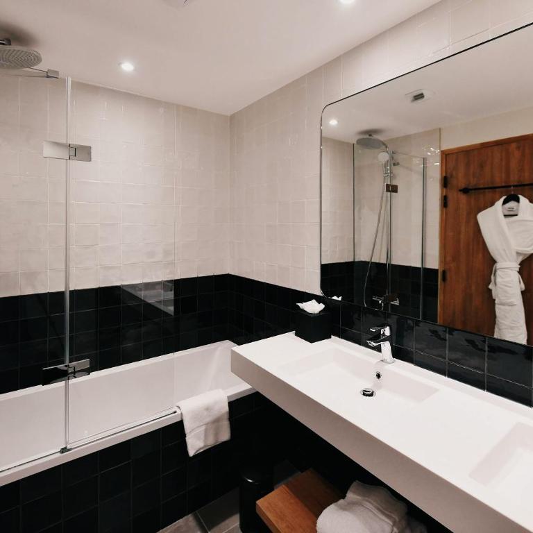 Golden Tulip Reims Bezannes - Suite Deluxe avec 1 Lit King-Size et 2 Canapés-Lits pour 1 Personne - 9