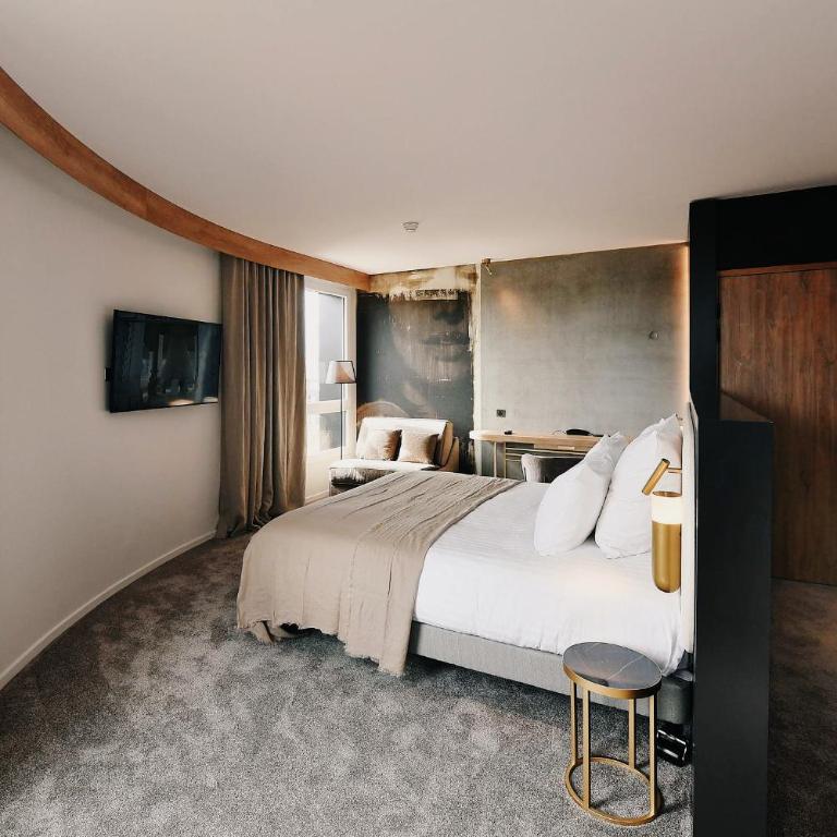 Golden Tulip Reims Bezannes - Suite Deluxe avec 1 Lit King-Size et 2 Canapés-Lits pour 1 Personne - 7