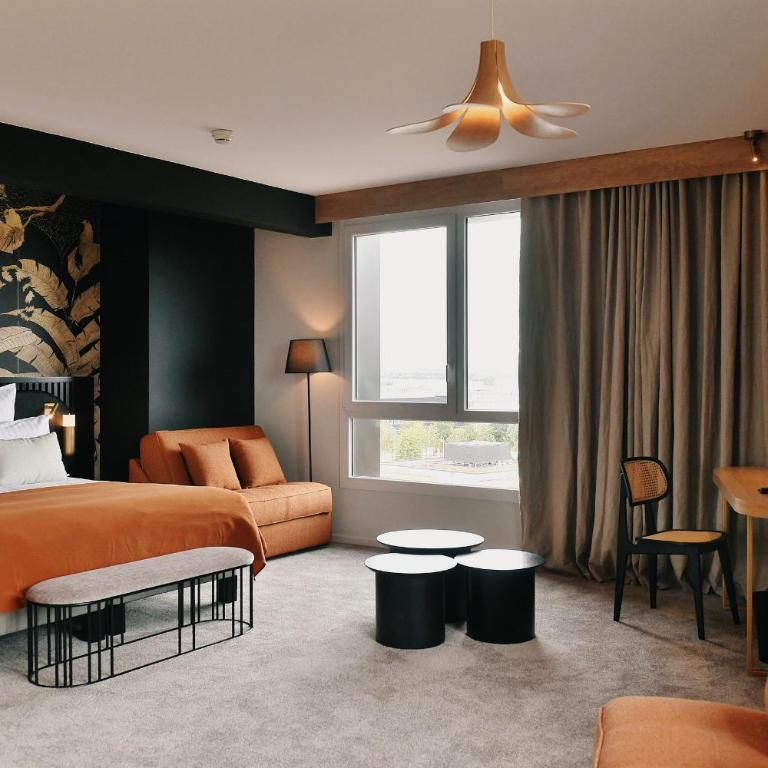 Golden Tulip Reims Bezannes - Suite Deluxe avec 1 Lit King-Size et 2 Canapés-Lits pour 1 Personne - 2