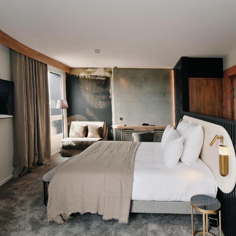 Golden Tulip Reims Bezannes - Suite Deluxe avec 1 Lit King-Size et 2 Canapés-Lits pour 1 Personne - 4