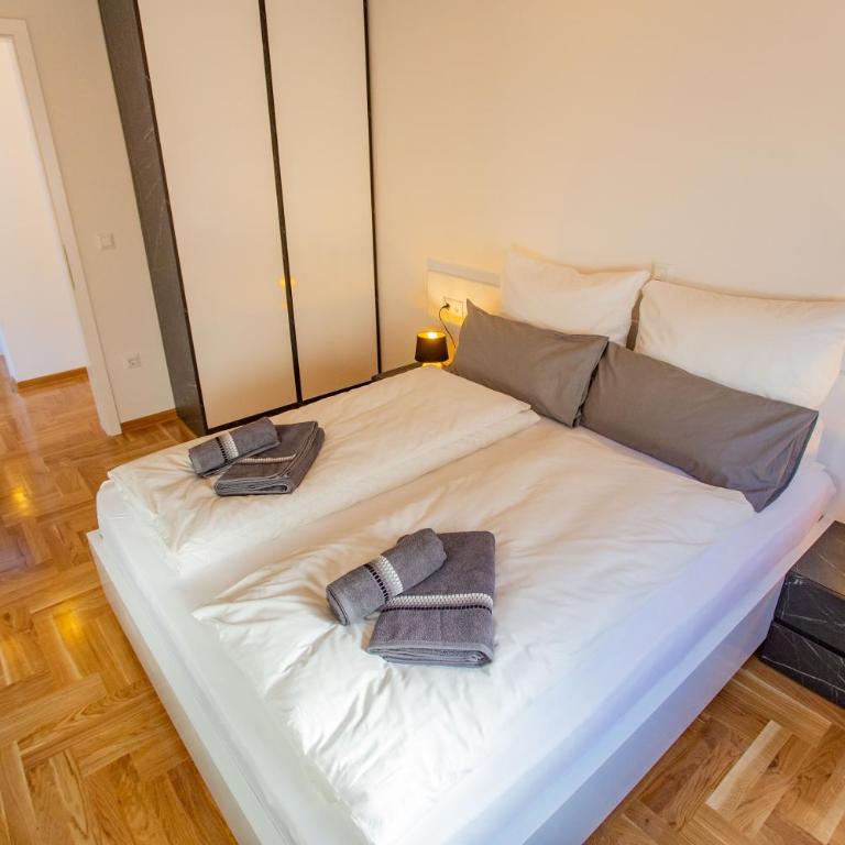 Sky Penthouse Old Bridge with sauna and jacuzzi - Three-Bedroom Apartment - 16
