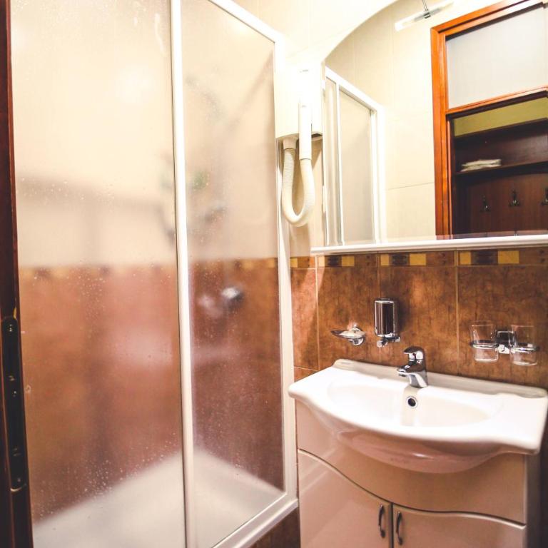 Hotel Vila Vrbas - Twin Room with Bathroom - 2
