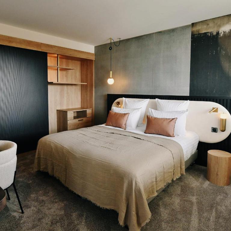 Golden Tulip Reims Bezannes - Suite Junior - 1 Lit King-Size, 1 Canapé-Lit Double - Terrasse - 2
