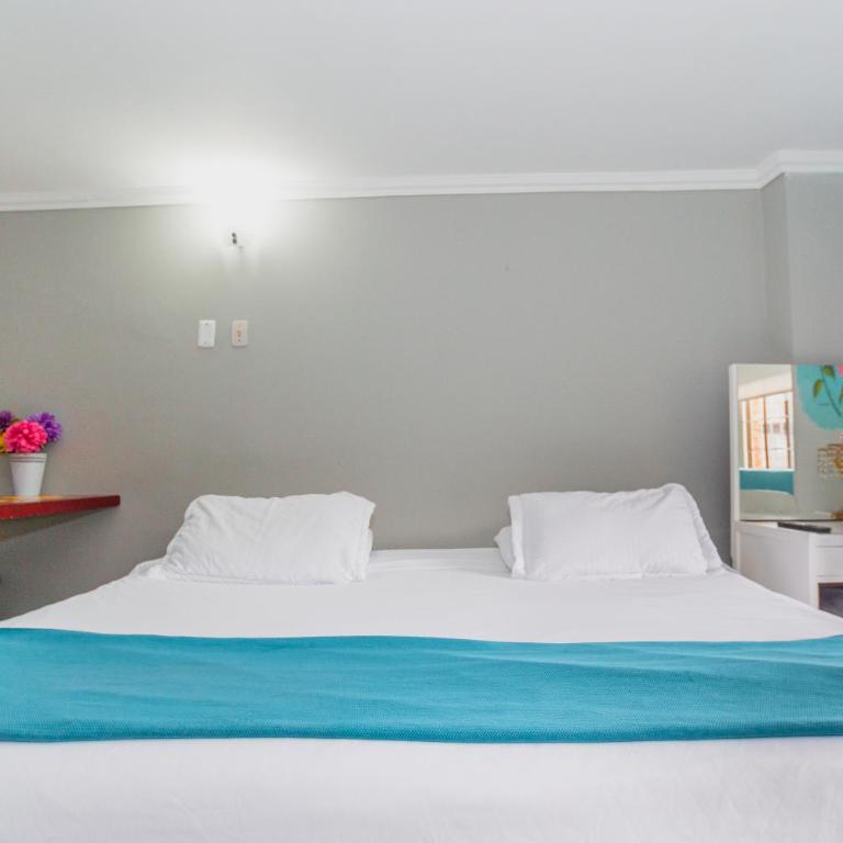 ApartaSuites & Hotel Bogota Suamox - Estudio con cama extragrande y sofá cama - 4