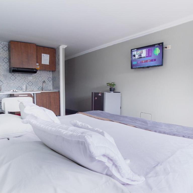 ApartaSuites & Hotel Bogota Suamox - Estudio con cama extragrande y sofá cama - 12