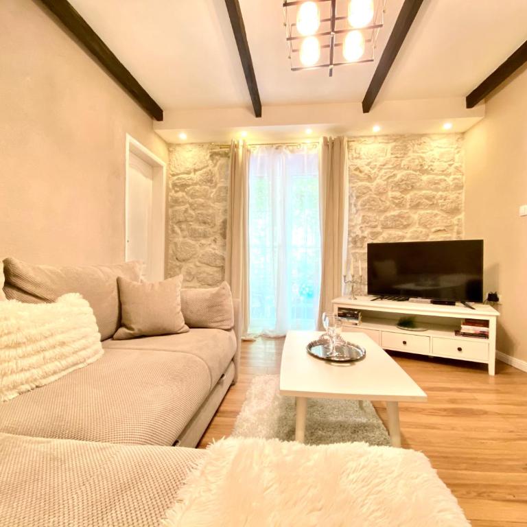 A 100 Years Old Rustic Mediterranean stone house with large terrace - Two-Bedroom Apartment - 18