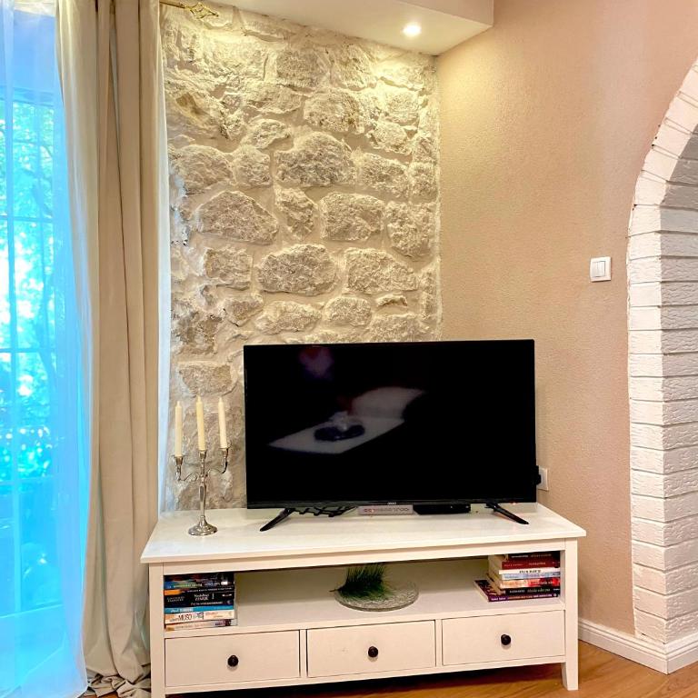 A 100 Years Old Rustic Mediterranean stone house with large terrace - Two-Bedroom Apartment - 16