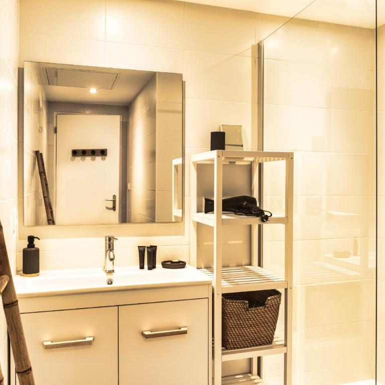 MAMITA 2 beautiful spacious and bright apartment T4 74m 18m of terrace - Apartment - 18