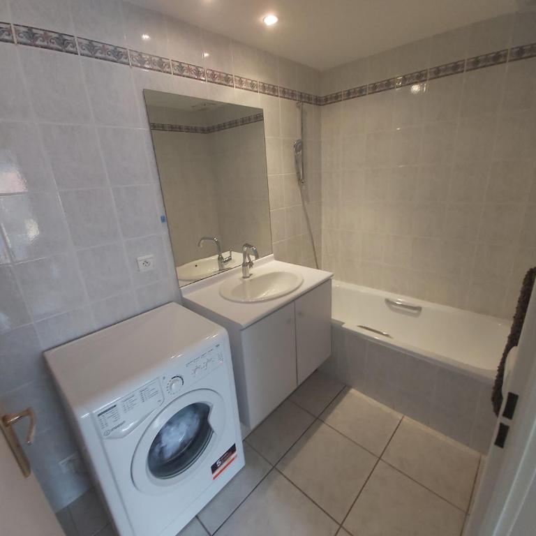 Centre, Grand T2 balcon Pkg, plage gare 600m, Trés calme - One-Bedroom Apartment - 10