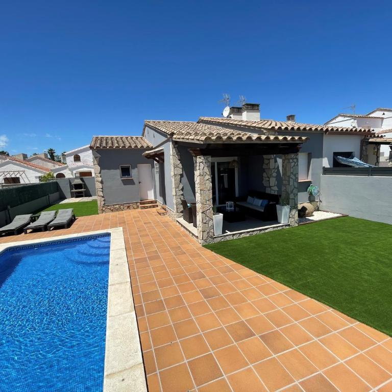 Casa en L Escala con piscina y WIFI free - Casa de 4 dormitorios - 11