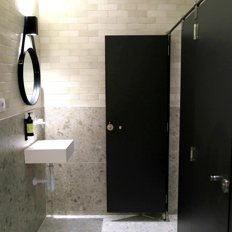 Uri Hostel Bilbao Rooms BBI00060 Self check in - Quadruple Room with Shared Bathroom - 13