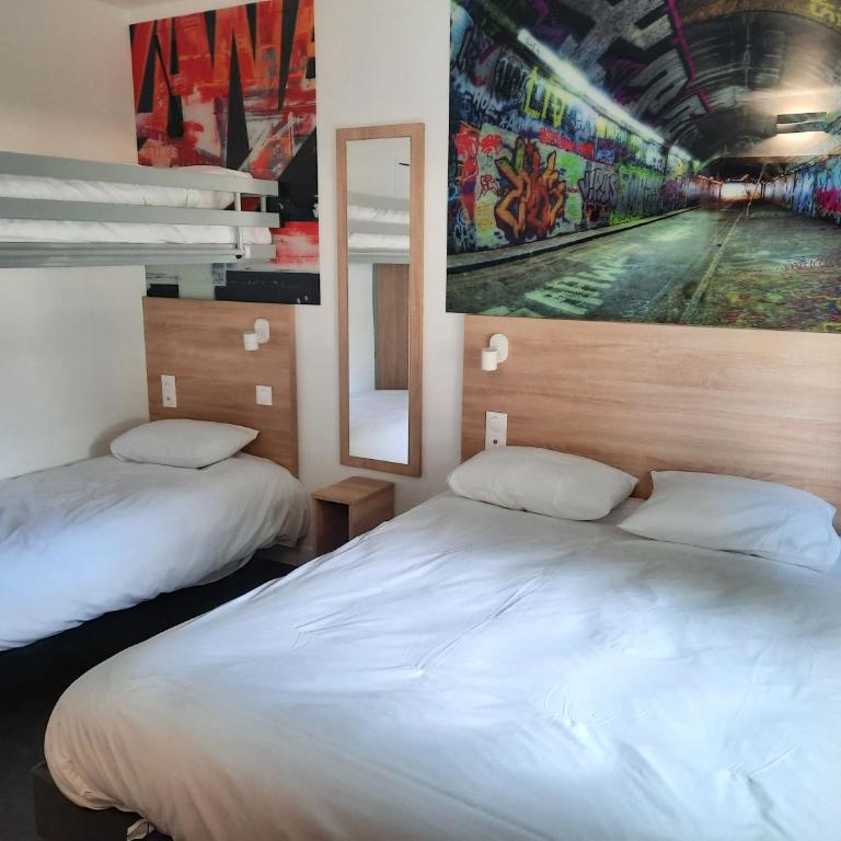 Kyriad Direct Caen Nord Memorial - Chambre avec 1 Lit Double et 2 Lits Simples - 1