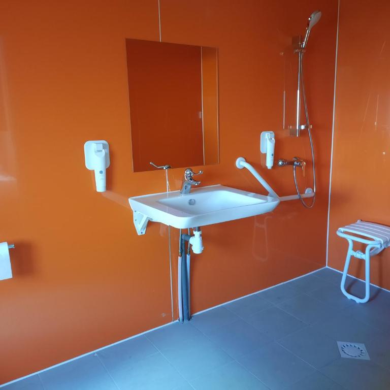 Kyriad Direct Caen Nord Memorial - Chambre avec 1 Lit Double et 2 Lits Simples - 2