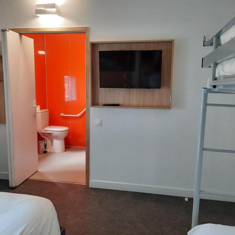 Kyriad Direct Caen Nord Memorial - Chambre avec 1 Lit Double et 2 Lits Simples - 3