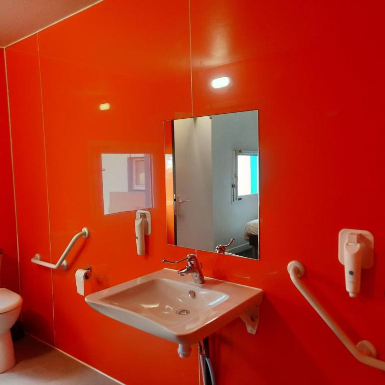 Kyriad Direct Caen Nord Memorial - Chambre avec 1 Lit Double et 2 Lits Simples - 4