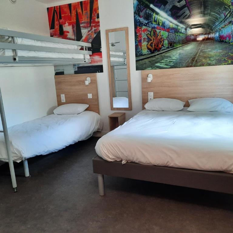 Kyriad Direct Caen Nord Memorial - Chambre avec 1 Lit Double et 2 Lits Simples - 5