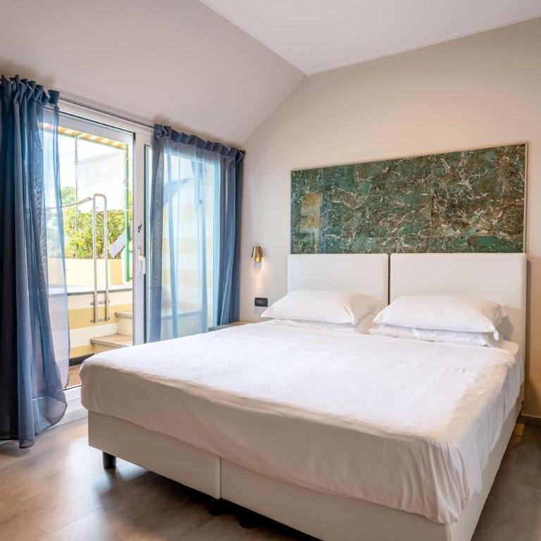 Best Western Regina Elena - Room with Queen and Single Bed - Sea View - 7
