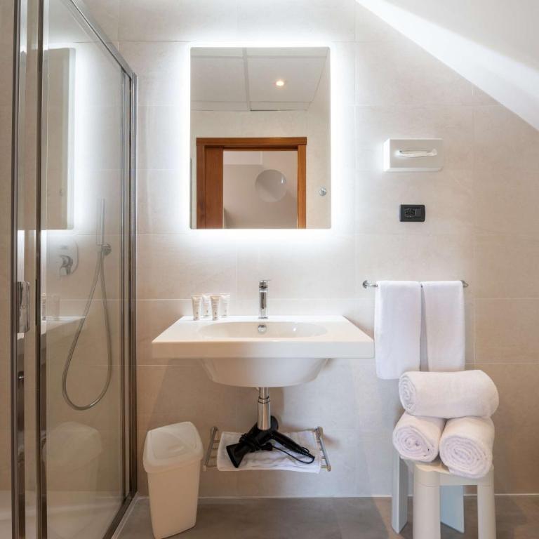 Best Western Regina Elena - Suite con 2 Camere da Letto e Balcone con Vista Mare - 1