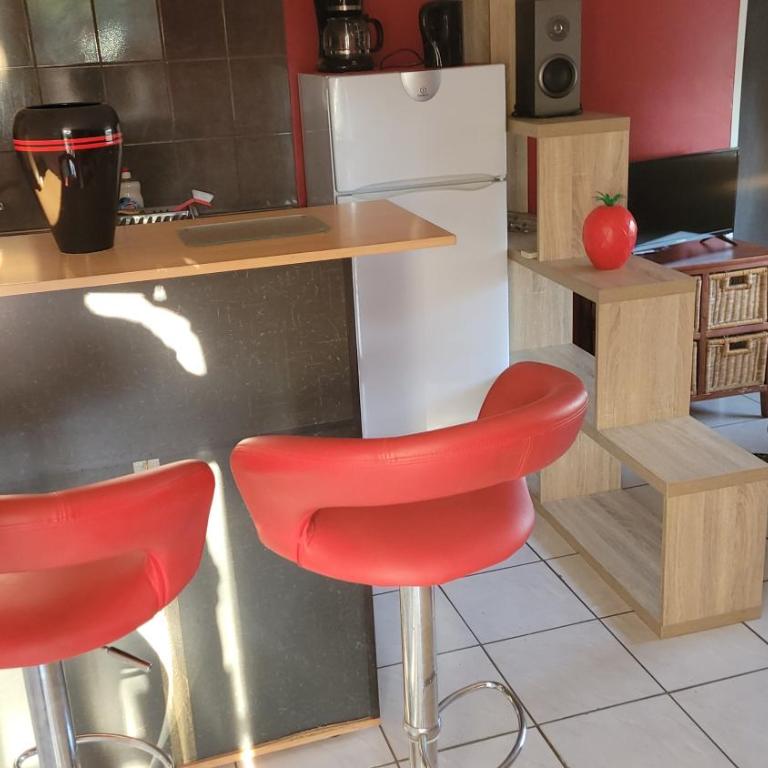Résidence CAENEE, le dépaysement Naturiste en été avec l'atypique studio climatisé "vintage" en sous pente, sa "paillote" avec jacuzzi, entouré de verdure, planchagrill, transats, vélos gratuits, wifi 5G, Travel Proud LGBTQI, chiens admis - Estudio con bañera de hidromasaje - 7