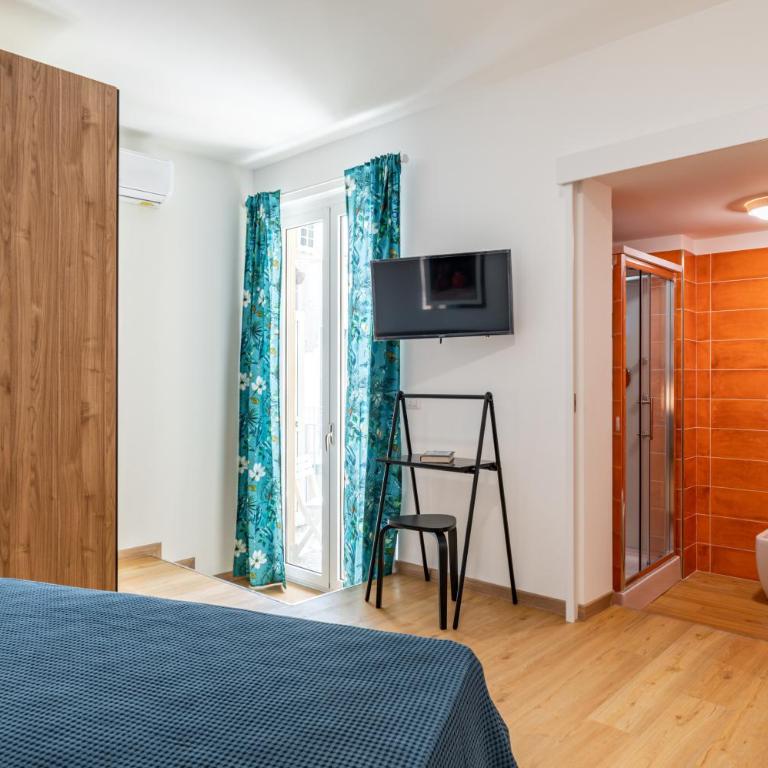 Aurora Rooms - Double Room with Balcony - 2