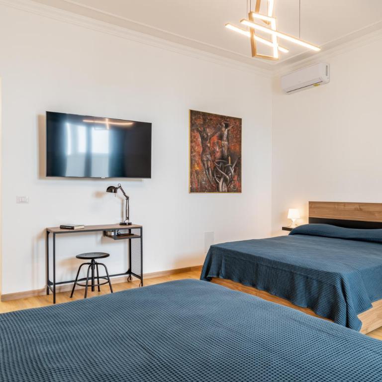 Aurora Rooms - Queen Room with Spa Bath - 2