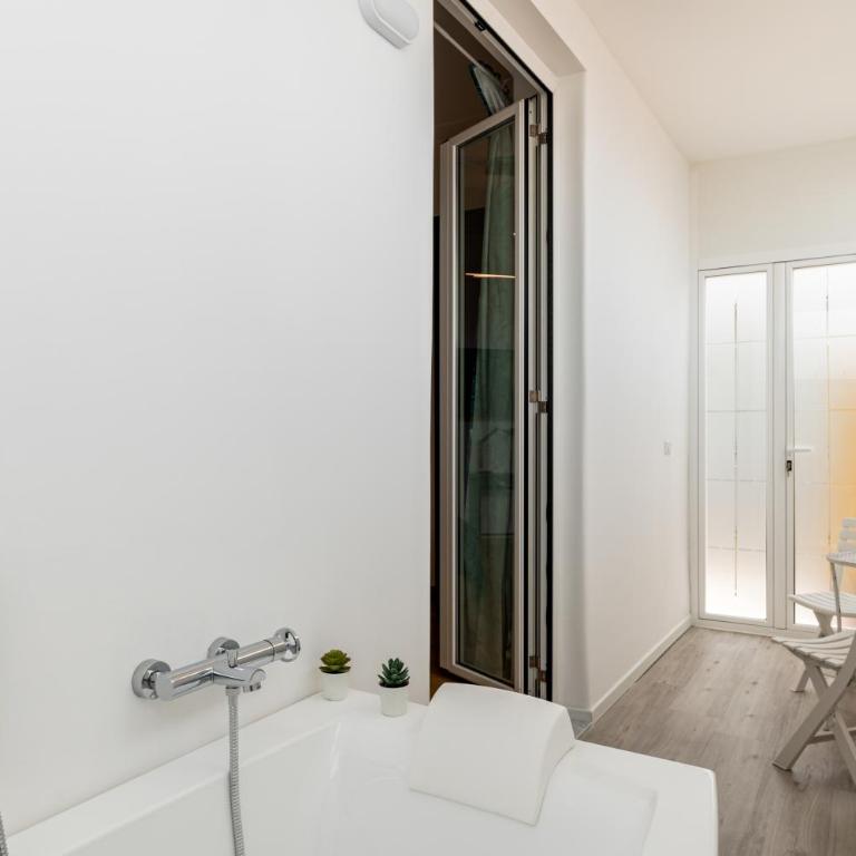 Aurora Rooms - Queen Room with Spa Bath - 6