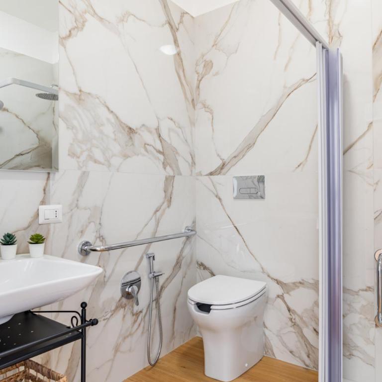 Aurora Rooms - Double Room with Balcony - 4