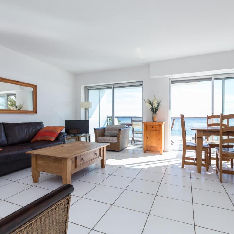 Bright two bedroomed apartment on the beach in Cannes with huge terrace with fabulous sea views - 2001 - Apartment mit 2 Schlafzimmern - 1