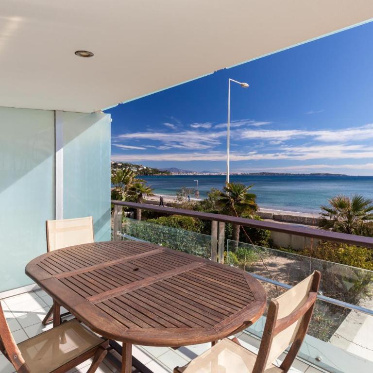 Bright two bedroomed apartment on the beach in Cannes with huge terrace with fabulous sea views - 2001 - Apartment mit 2 Schlafzimmern - 3